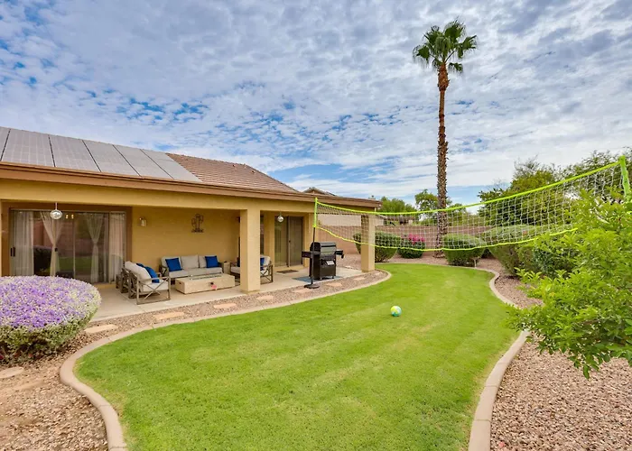 Holiday home Spacious & Fenced Yard: Pet-friendly Surprise