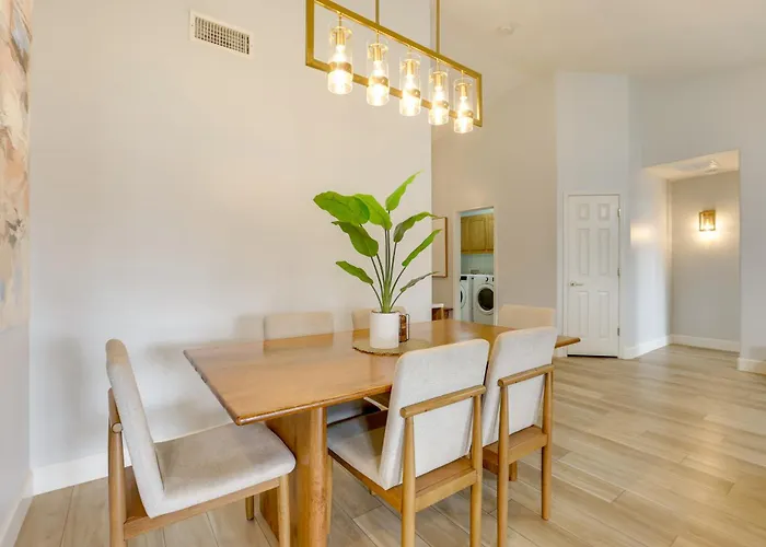 Spacious & Fenced Yard: Pet-friendly Holiday home Surprise