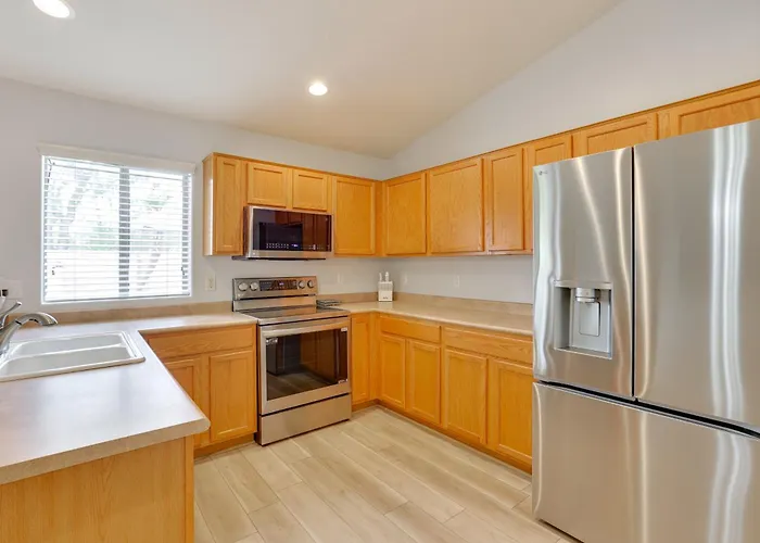 Holiday home Spacious & Fenced Yard: Pet-friendly Surprise