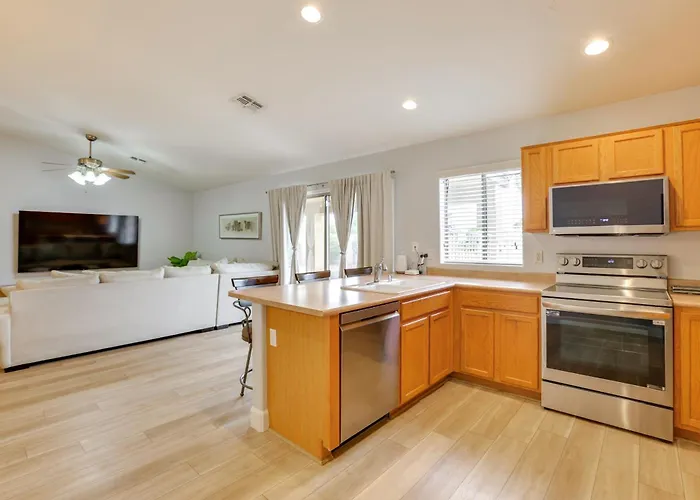 Spacious & Fenced Yard: Pet-friendly *