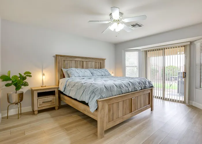 Holiday home Spacious & Fenced Yard: Pet-friendly Surprise