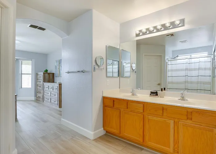 Spacious & Fenced Yard: Pet-friendly Holiday home Surprise