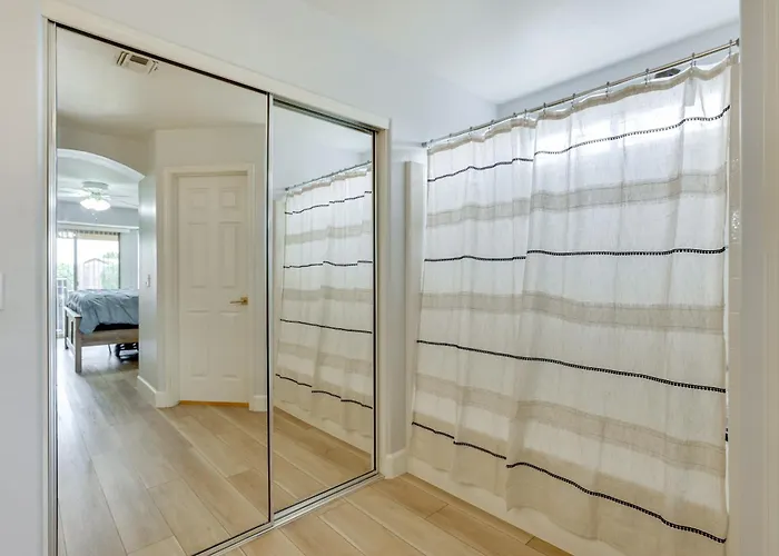 Holiday home Spacious & Fenced Yard: Pet-friendly Surprise