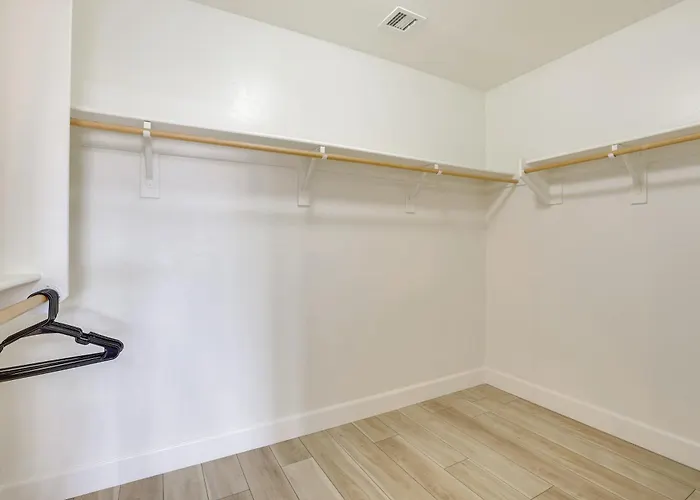 Holiday home Spacious & Fenced Yard: Pet-friendly *