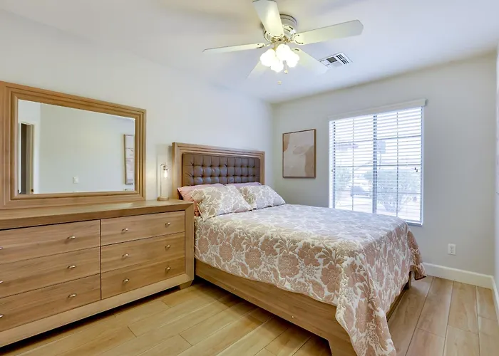 Holiday home Spacious & Fenced Yard: Pet-friendly