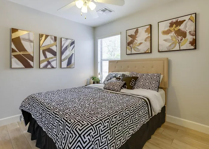 Holiday home Spacious & Fenced Yard: Pet-friendly