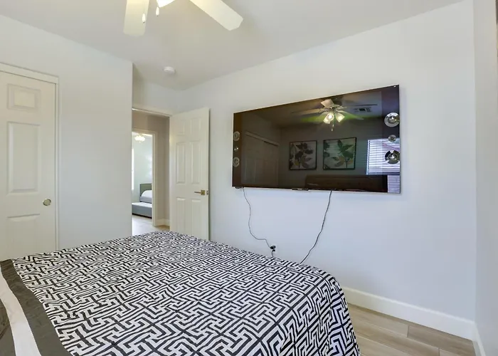 Holiday home Spacious & Fenced Yard: Pet-friendly