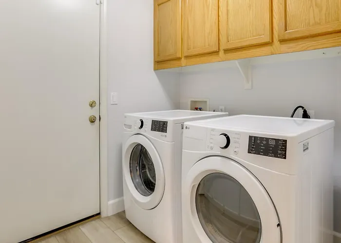 Holiday home Spacious & Fenced Yard: Pet-friendly Surprise