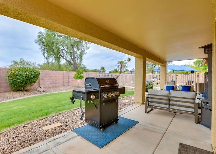 Holiday home Spacious & Fenced Yard: Pet-friendly *