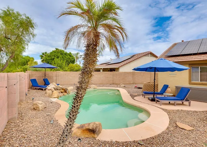 Holiday home Spacious & Fenced Yard: Pet-friendly Surprise