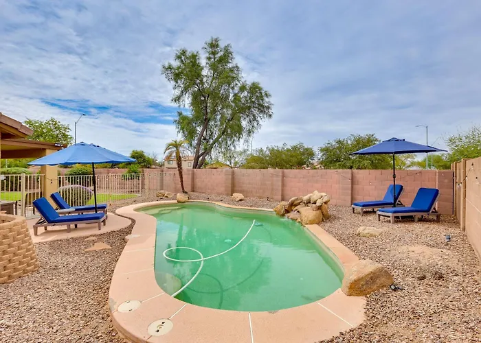 Holiday home Spacious & Fenced Yard: Pet-friendly *