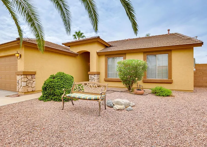 Holiday home Spacious & Fenced Yard: Pet-friendly *