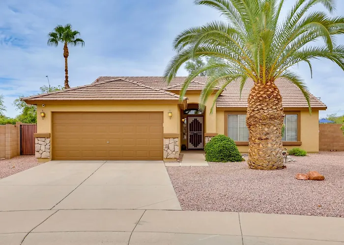 Holiday home Spacious & Fenced Yard: Pet-friendly Surprise